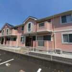 桜街道駅から徒歩10分!!!南側は駐車場の為、日当たり良好♪2階の角部屋2LDKのお部屋です☆