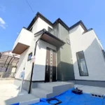 【新築戸建】仲介手数料無料☆駐車場2台可!!!前面6ｍ道路で駐車もらくらく♪小学校目の前で子育て世帯にぴったりな3LDKのお家です★