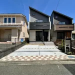 【新築戸建】仲介手数料無料♪南側道路+駐車場で陽当たり良好☆パントリーやスタディカウンターなど豊富な設備!!!3LDKのお家です★