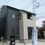 【新築戸建】仲介手数料無料♪ストレージルームやWICなど収納豊富☆南側に駐車場と道路があり陽当たり良好♪3LDKのお家です★