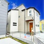 【新築戸建】仲介手数料無料☆対面式キッチンは作り付けの収納とパントリー付き♪2階の3帖のお部屋は勉強部屋や在宅ワークとしてお使いいただける4LDKのお家です☆