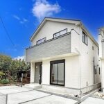 【新築戸建】仲介手数料無料!!!2部屋をつなぐワイドバルコニー♪太陽光発電採用住宅★全居室に収納付きの4LDKのお家です☆